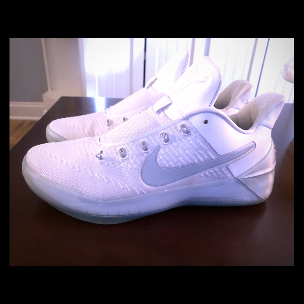 Kobe Ad white black